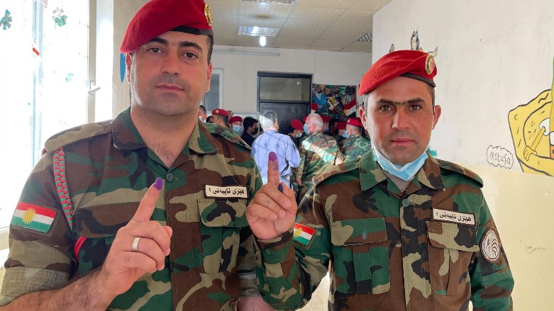 منتسبان في قوات البيشمركة بعد أن أدليا بصوتيهما في اربيل